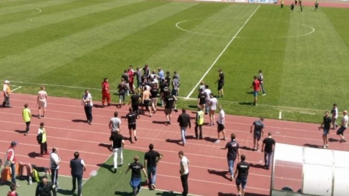 scene violente pe cluj arena fanii universitatii au intrat cu betele pe teren dupa jucatori