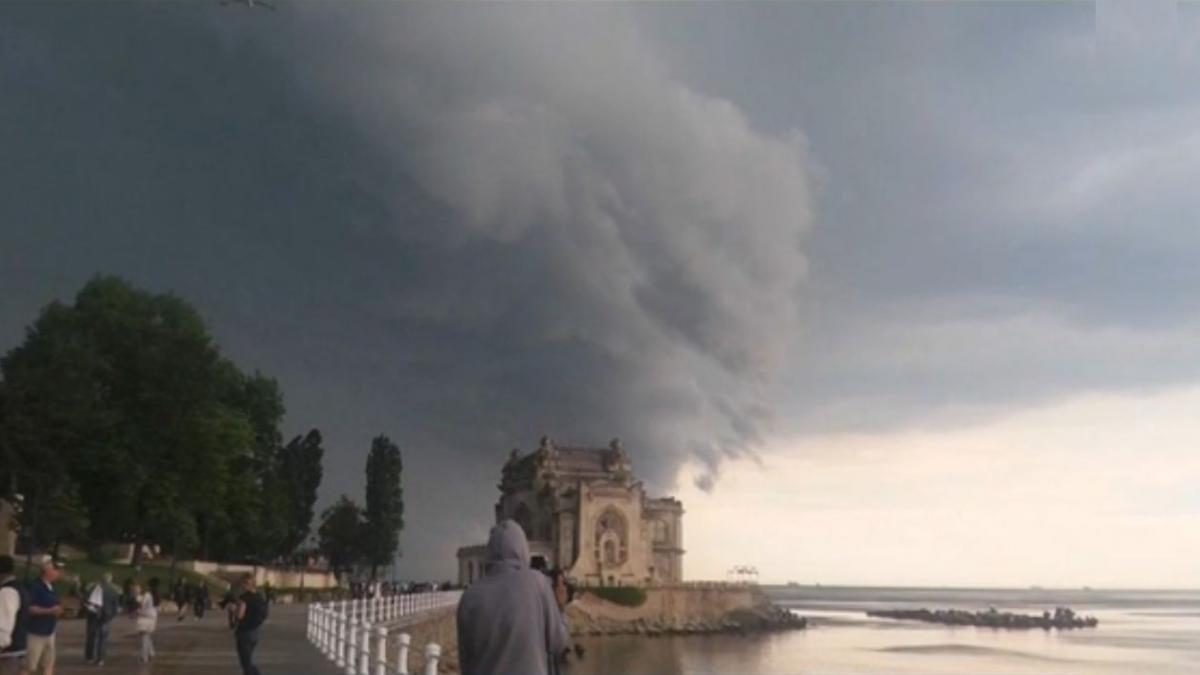 fenomen straniu imortalizat de turistii de pe litoral