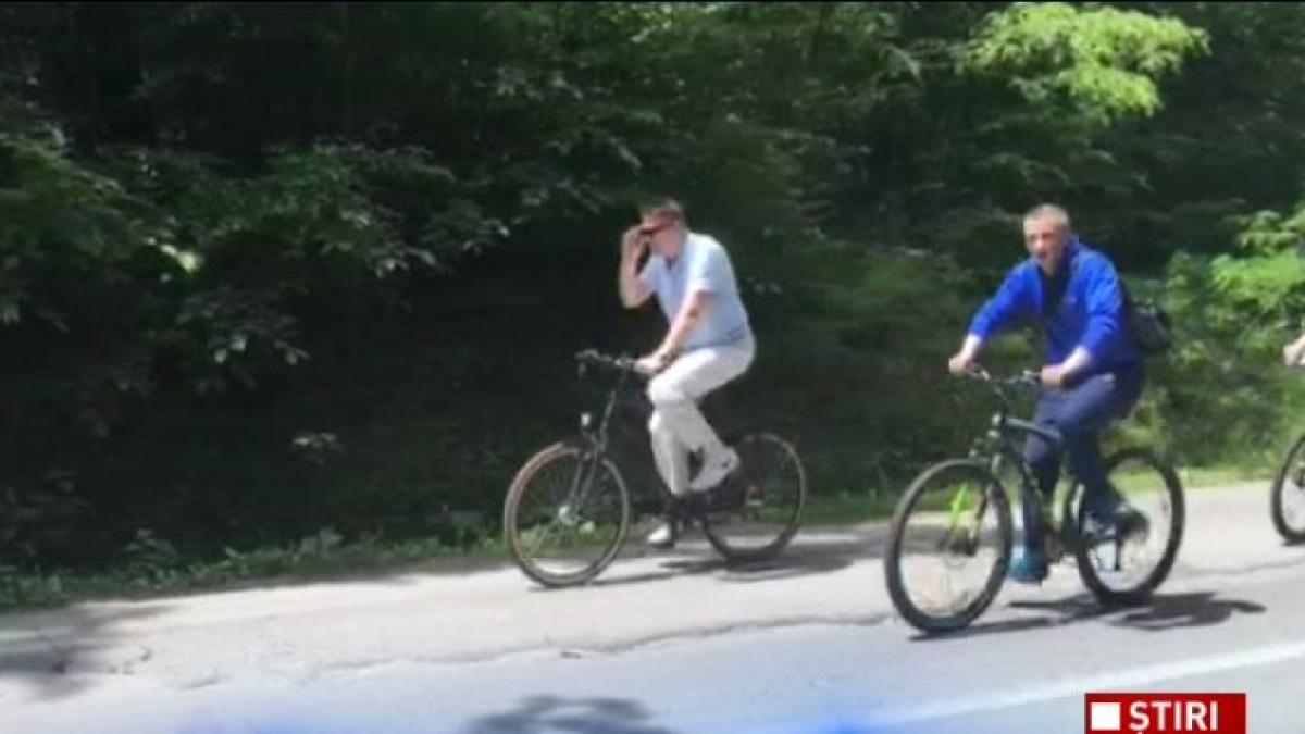 klaus iohannis la plimbare cu bicicleta si un alai de spp isti dupa el