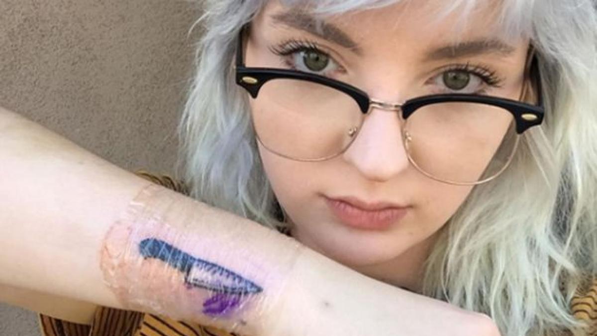 si a tatuat un cutit pe mana si i l a aratat tatalui ei reactia parintelui este geniala