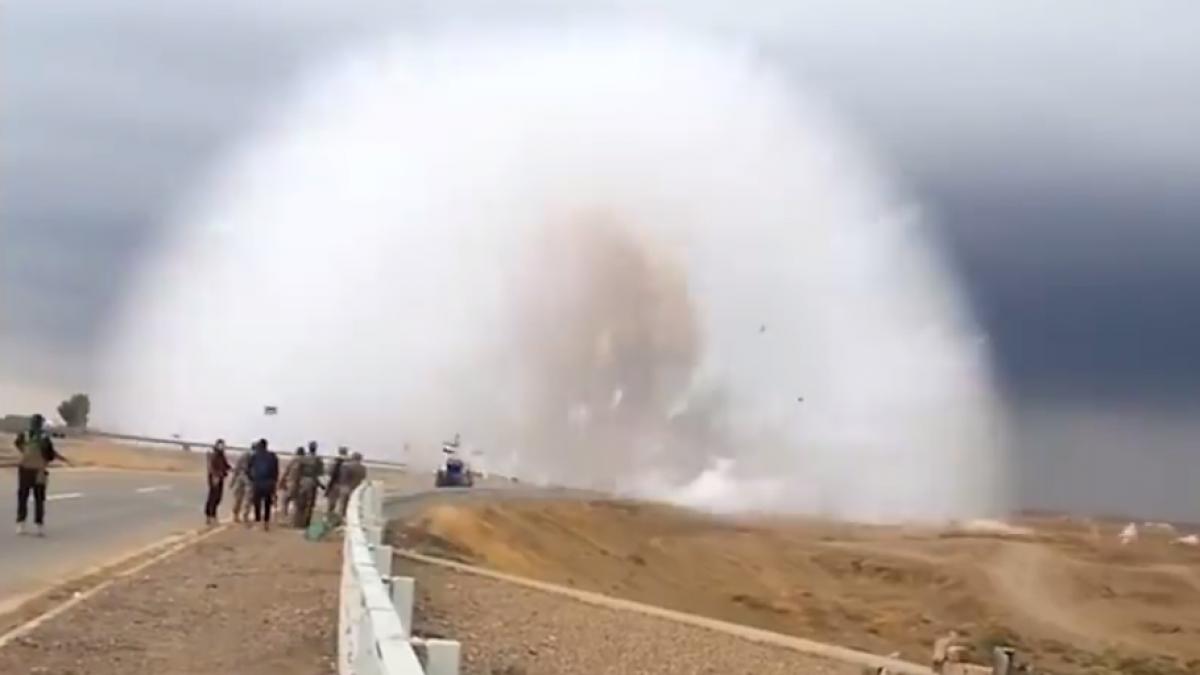 explozie extrem de puternica a unei masini capcana filmata in irak video