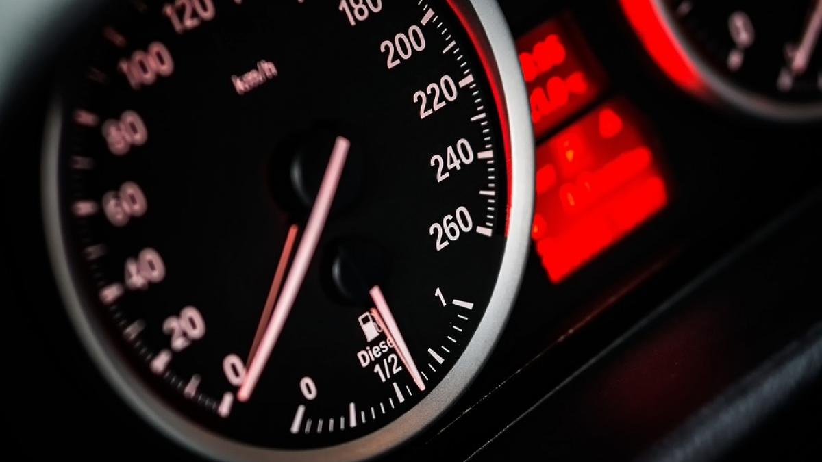 Șofer prins când mergea cu o viteză năucitoare pe autostradă