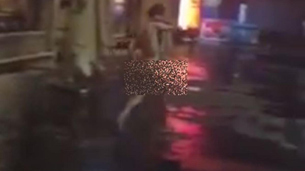 un tanar a fost filmat in timp ce alerga gol pusca prin bucuresti video