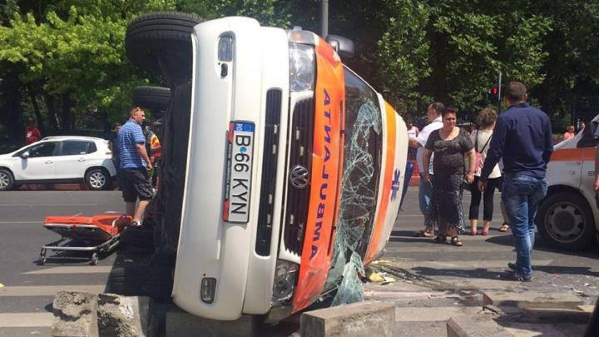 accident grav cu o ambulanta in bucuresti