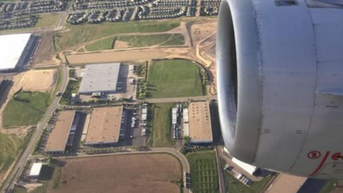 era in avion si se uita pe geam cand a observat grozavia toti pasagerii si au scos imediat