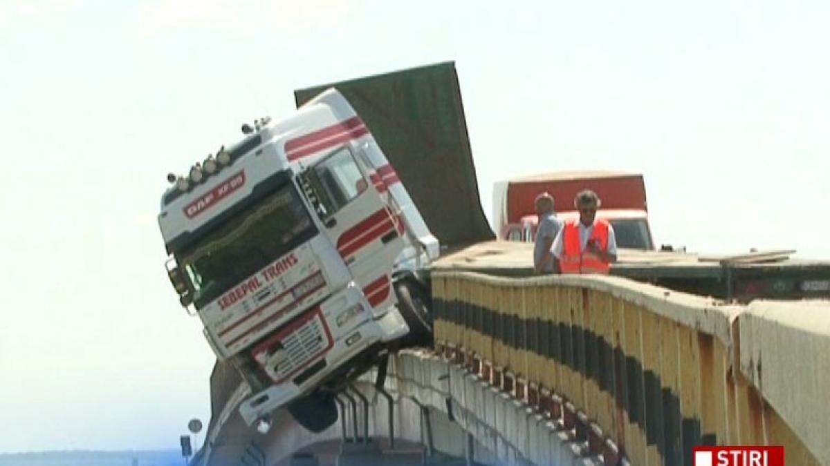 imagini uluitoare un tir a ramas suspendat pe o pasarela la iesire din craiova