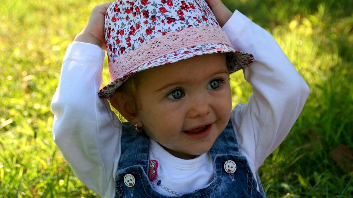 o fetita din romania vedeta pe internet ce poate sa faca la numai un an si patru luni video