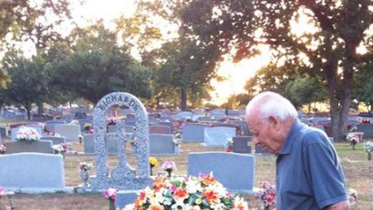 sotia lui a murit in urma cu un an ce face acest batran de doua ori pe zi langa mormantul ei