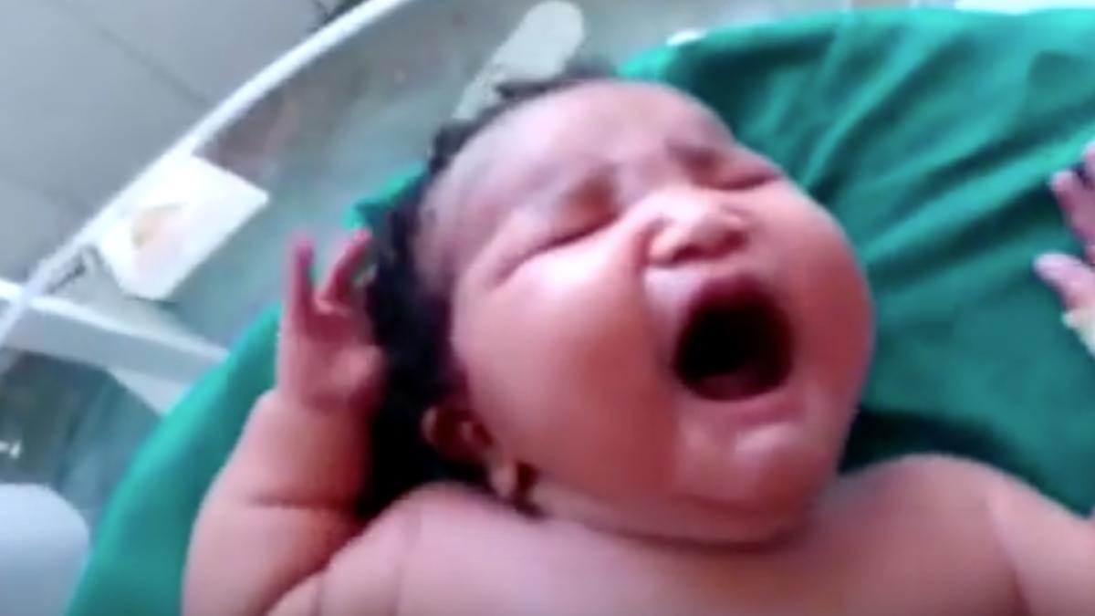 a mers la spital sa nasca medicii in soc cand au vazut bebelusul care a venit pe lume in 25 de ani