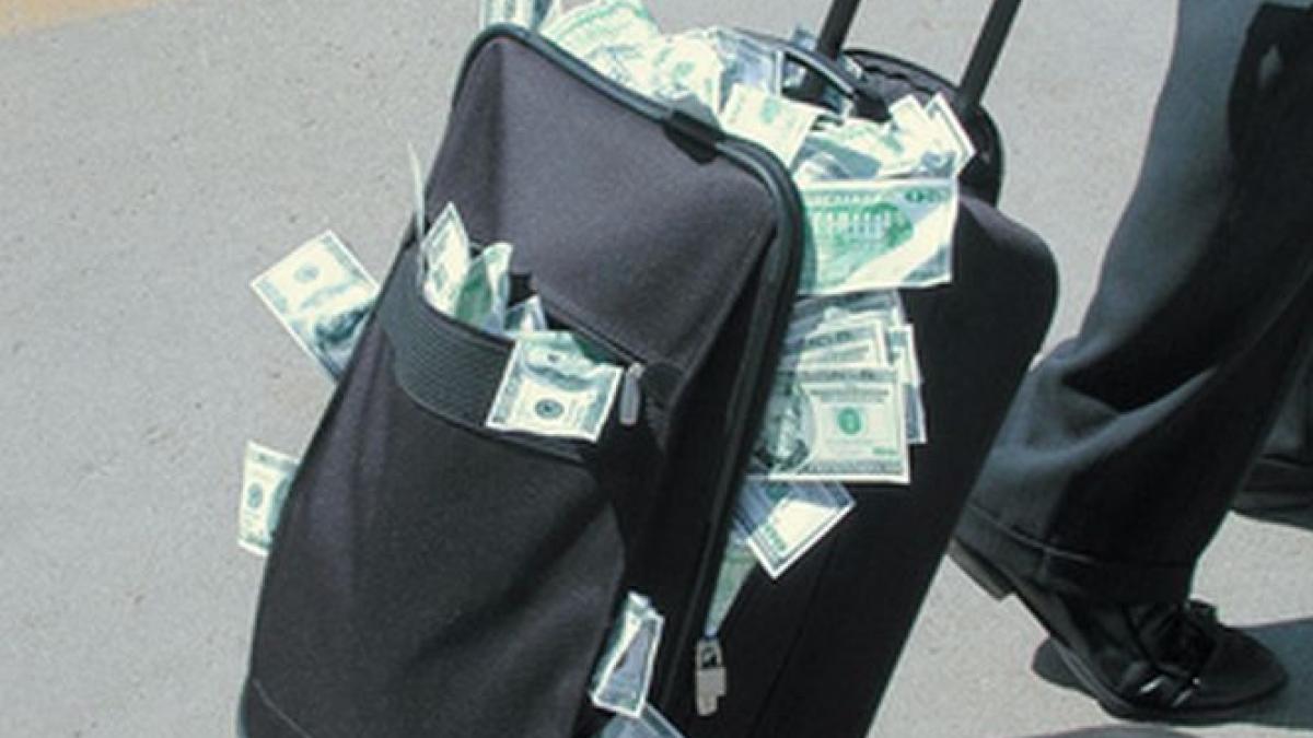 comoara de sub pat un batran s a imbogatit facand curatenie ce a gasit intr o cutie de carton