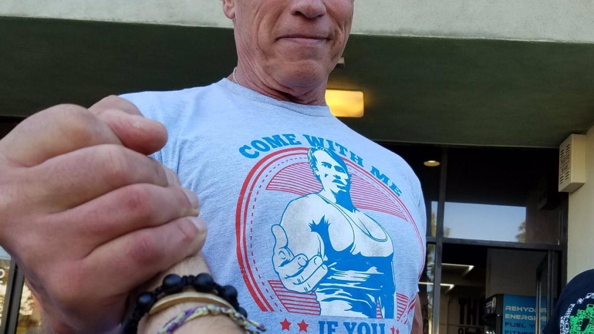 schwarzenegger fata in fata cu un elefant