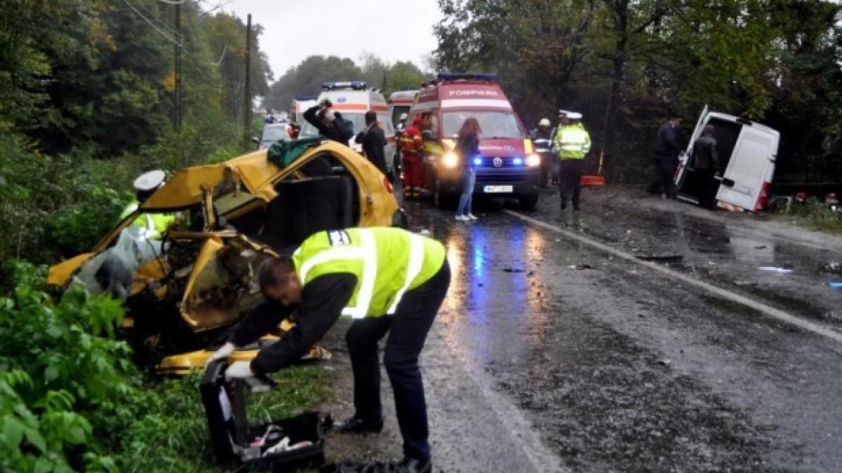 accident grav un microbuz s a ciocnit cu un tir zece oameni au fost raniti