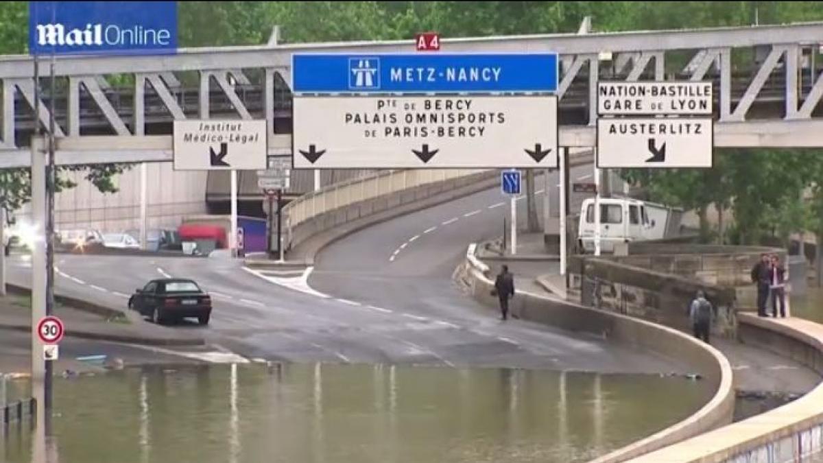 catastrofa paris franta inundatii evacuari