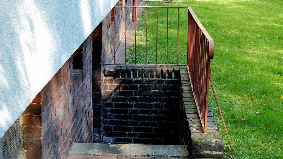 culmea politetii a gasit o bomba in pivnita dar nu a anuntat politia pentru a nu deranja vecinii