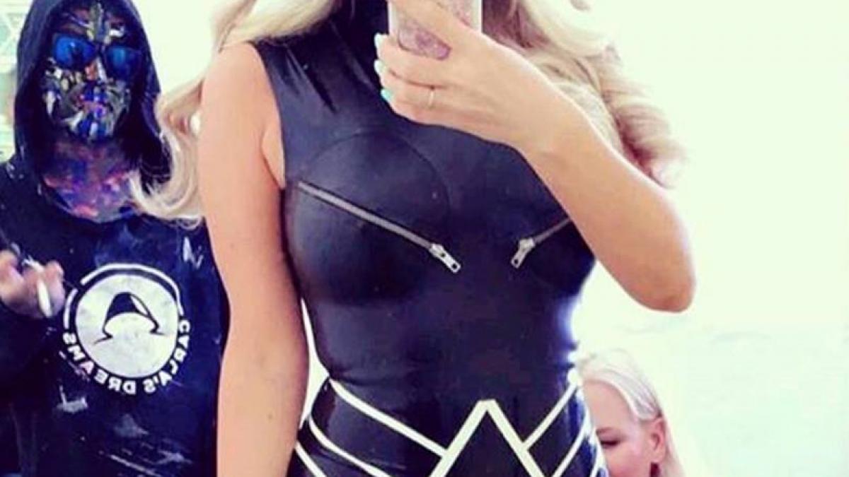 delia s a imbracat intr un body sexy si s a filmat asa cum arata artista