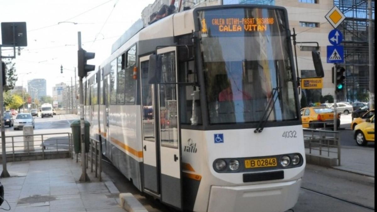 sute de bucuresteni au ramas zeci de minute blocati in tramvaie