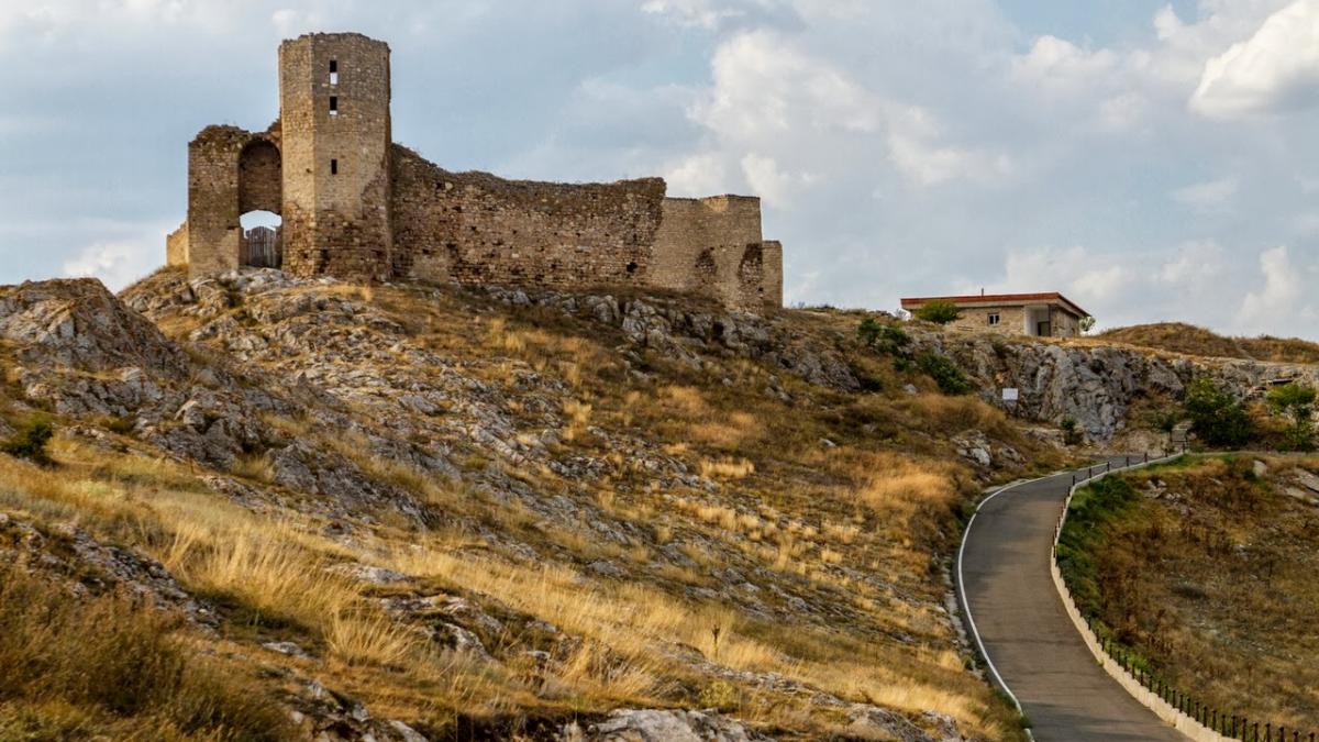 descopera cetatea medievala enisala