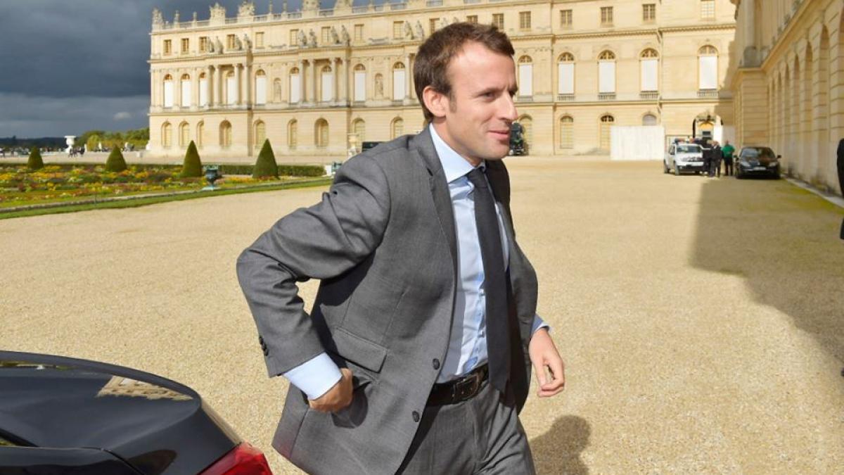 emmanuel macron ministrul francez al economiei atacat cu oua de protestatari video