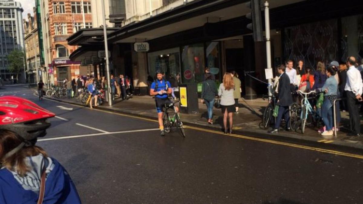 alerta cu bomba in centrul londrei mii de oameni au fost evacuati