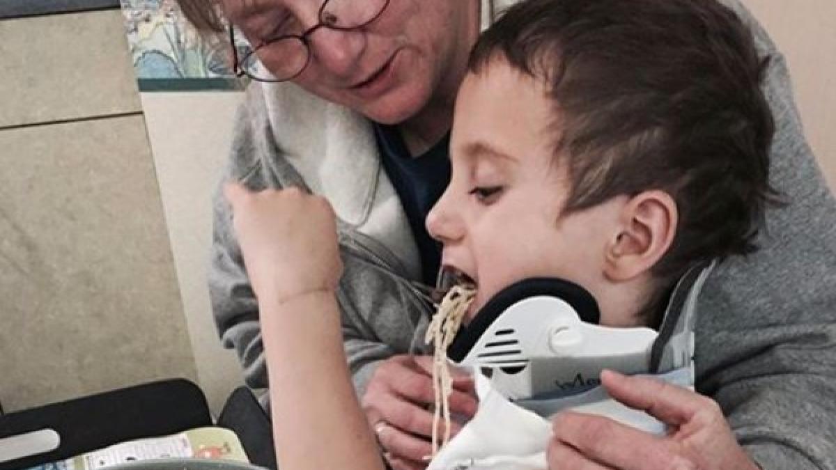 capul i s a desprins de sira spinarii dar a supravietuit