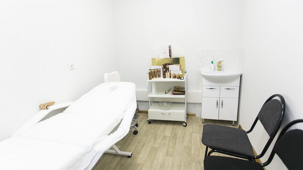 caz socant un medic este acuzat ca a violat o fetita de 11 ani chiar in cabinet