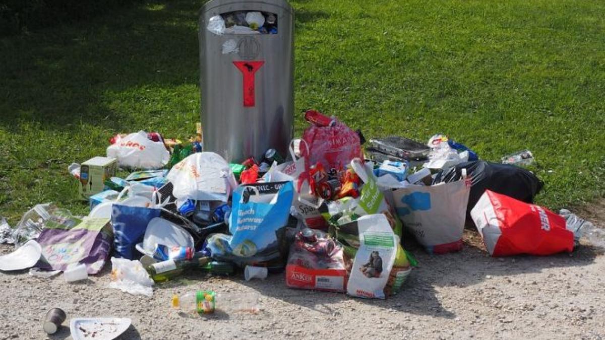 criza in franta parisul ingropat in gunoaie