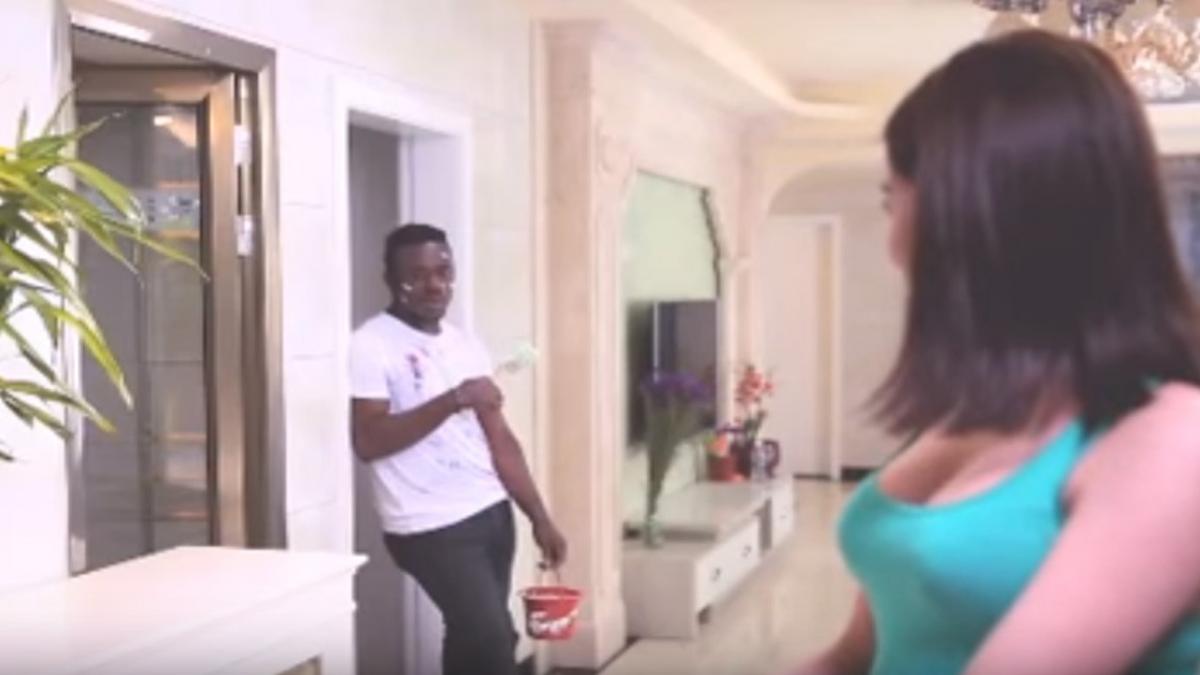 o reclama facuta de chinezi a socat internetul ce se petrece in clip video