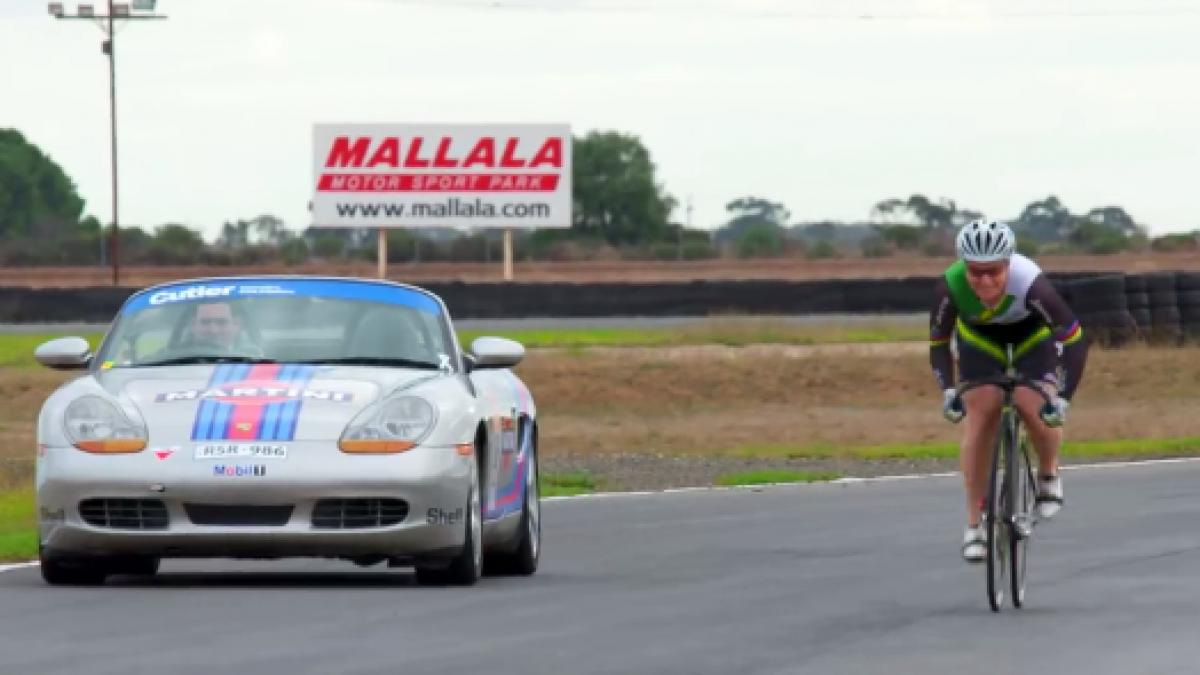 ciclist contra porsche cine accelereaza mai repede video