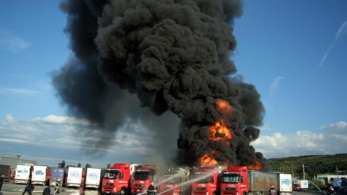 dn2 blocat din cauza unui tir incarcat cu butelii care a luat foc