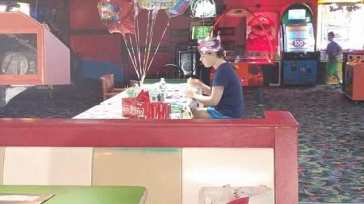 povestea din spatele fotografiei care a induiosat internetul adolescenta cu autism abandonata de