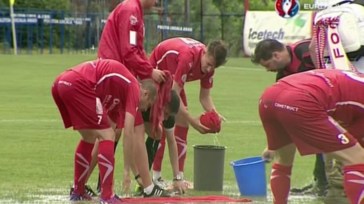 imagini ireale in romania anului 2016 la barajul dintre uta si fc voluntari jucatorii scot apa de