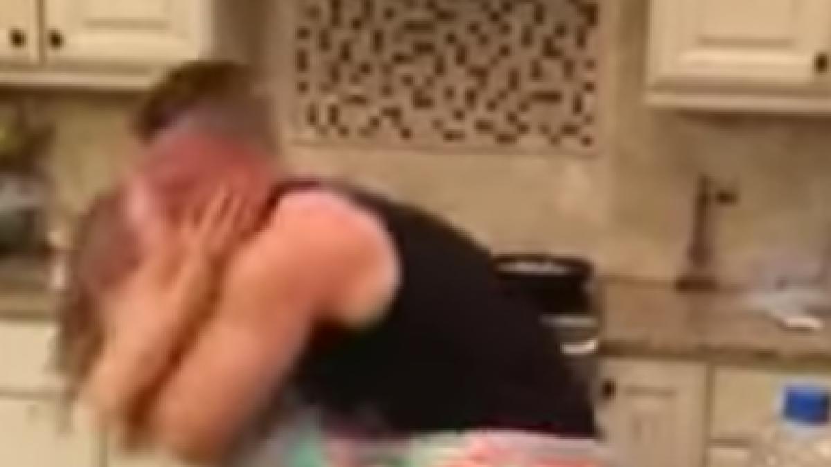 a intrat in bucatarie iar cand a vazut ce faceau sotul si fiica ei acolo a luat imediat telefonul