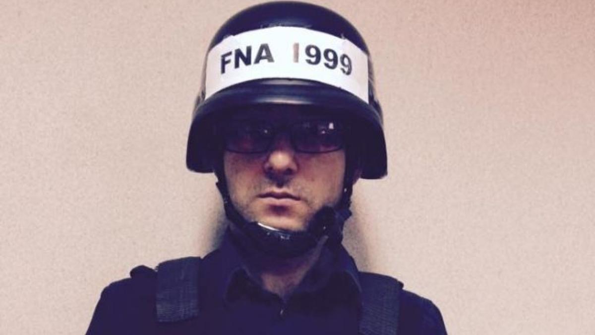 jurnalist cu vesta antiglont la conferinta