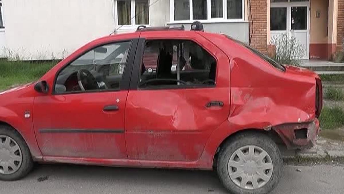 o masina a fost vandalizata de un urs infometat din arges