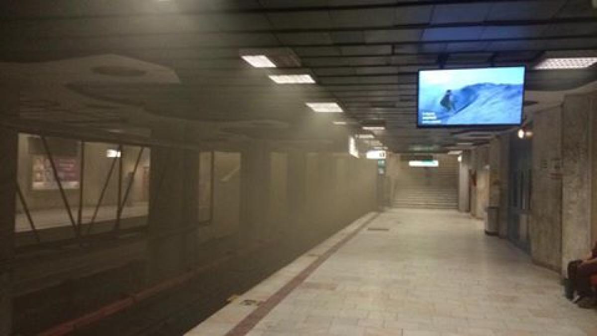 panica la metrou calatorii dati jos din tren la piata victoriei din tunel iesea fum