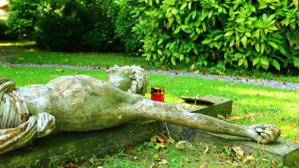 un adolescent din marea britanie a fost crucificat de colegii de munca cum arata atacatorii