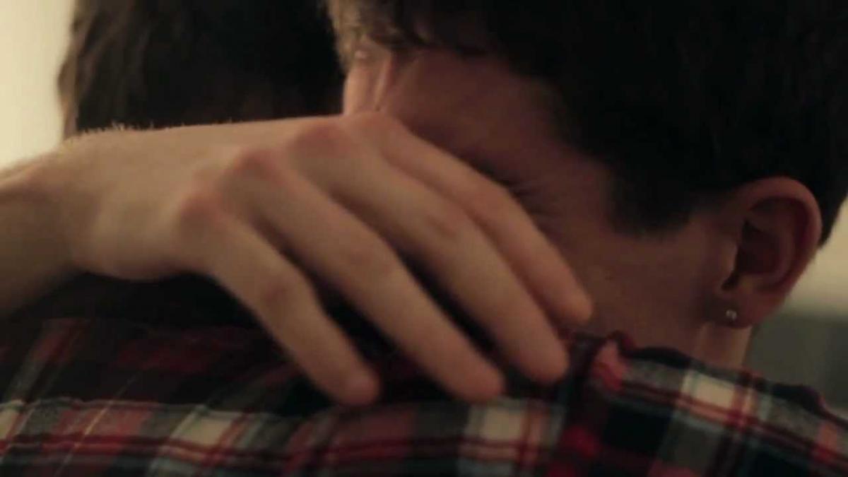 un strain s a apropiat de el si l a imbratisat ce s a intamplat apoi este uimitor