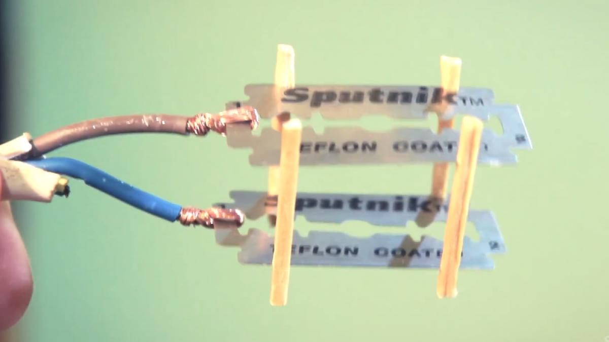 a luat doua lame de ras si le a conectat la curent este incredibil la ce foloseste inventia video