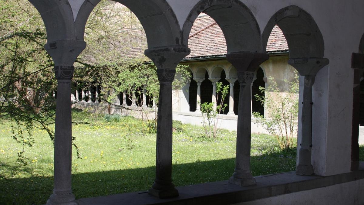 bani ascunsi in curtea manastirii