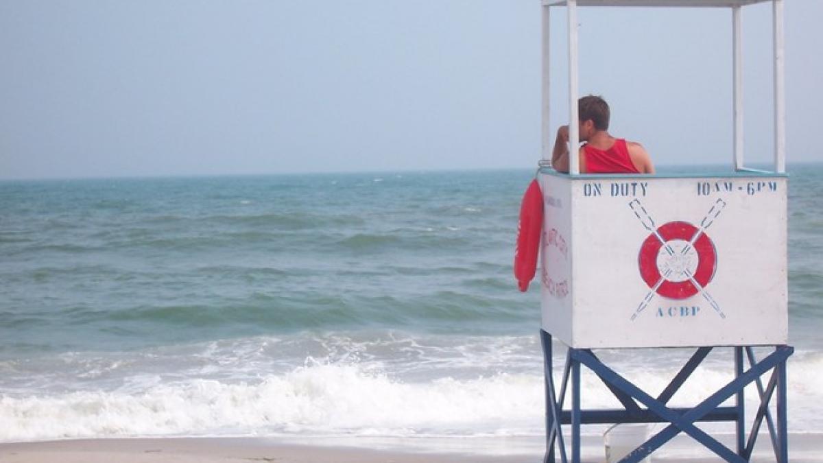 niciodata nu judeca un erou un salvamar a salvat doi copii de la moarte sigura reactia mamei lor i