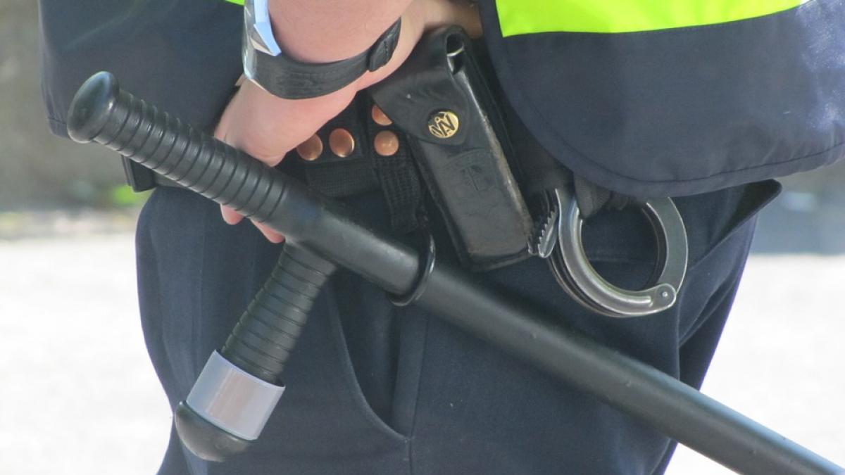 un agent de politie injunghiat in fata unui restaurant