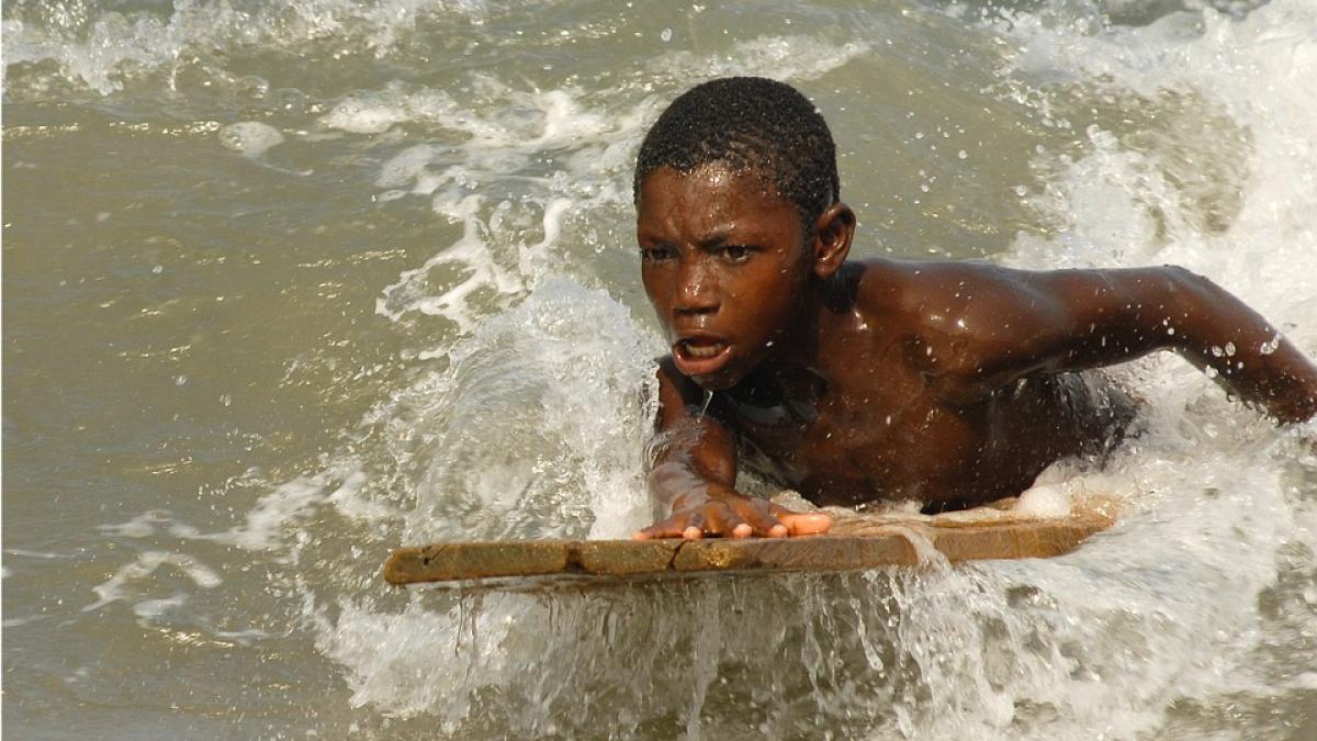 zece persoane majoritatea copii au murit in urma ploilor torentiale care au lovit ghana