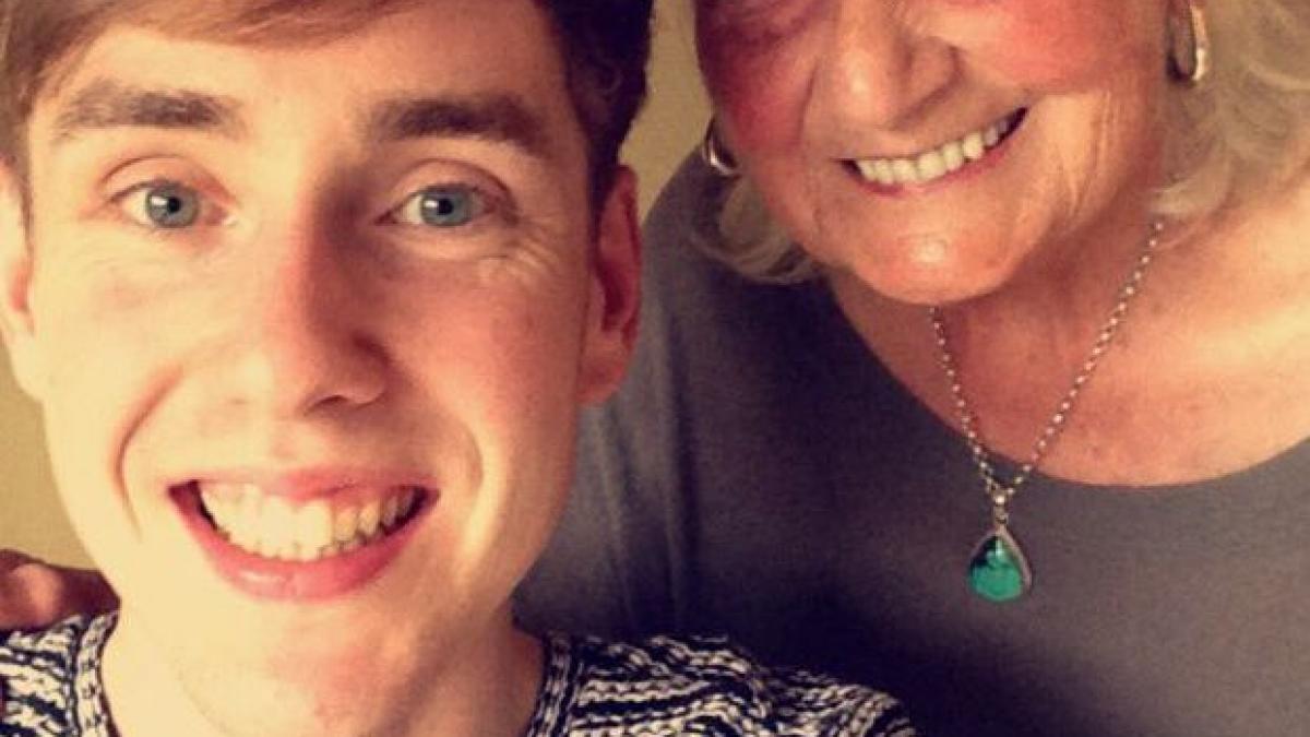 a vazut ca bunica lui scrie ceva la calculator s a apropiat si a ramas fara cuvinte