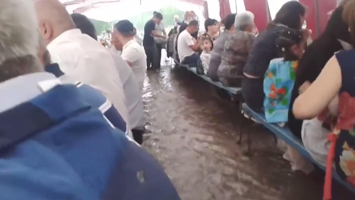 o viitura surprinde nuntasii in timp ce se aflau la masa imagini incredibile video