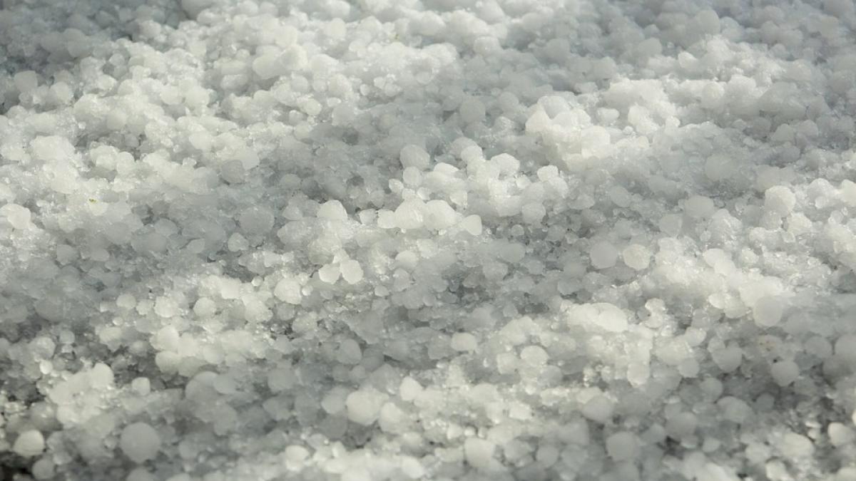 momente de groaza pentru o familie din iasi s au trezit cu o bucata de racheta antigrindina in