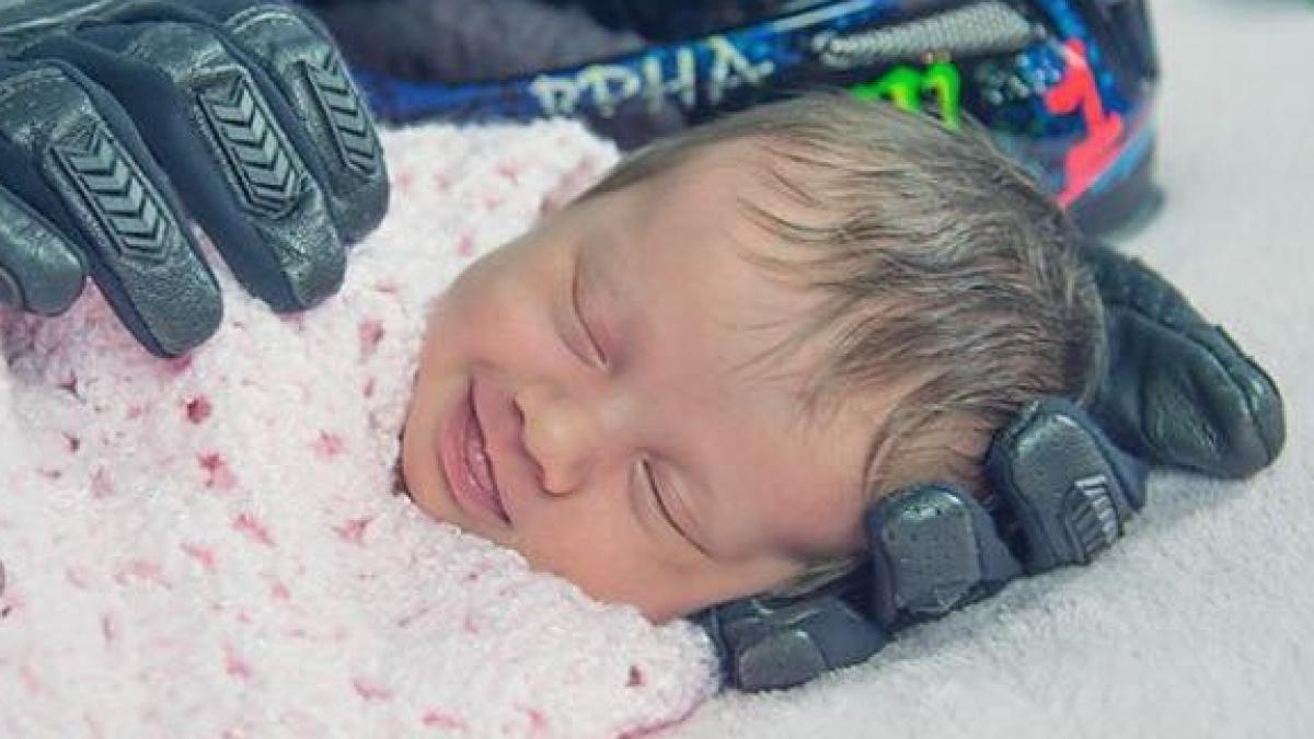 povestea sfasietoare din spatele fotografiei care a cucerit internetul bebelus manusa de motociclist