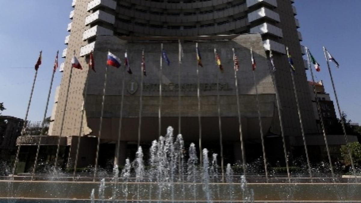 un barbat ameninta ca se arunca de pe intercontinental