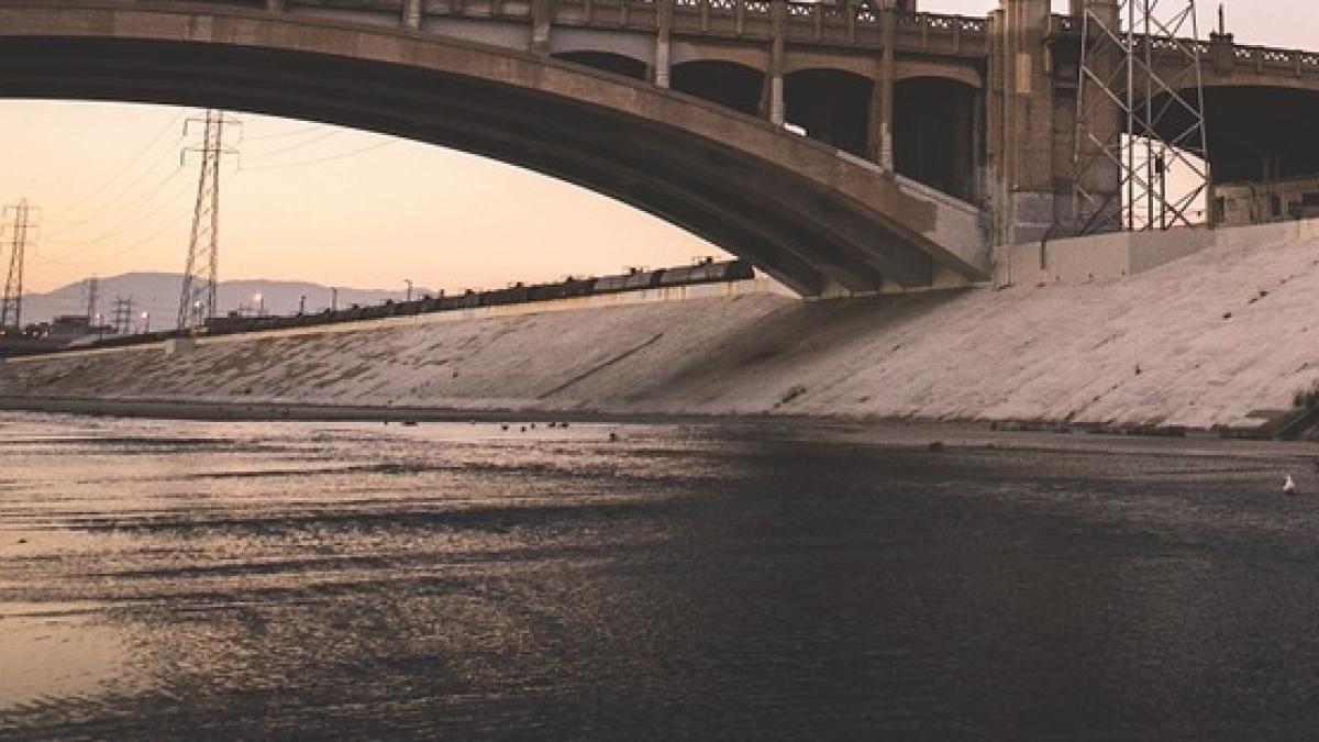 un barbat ameninta ca se arunca de pe podul de la cernavoda