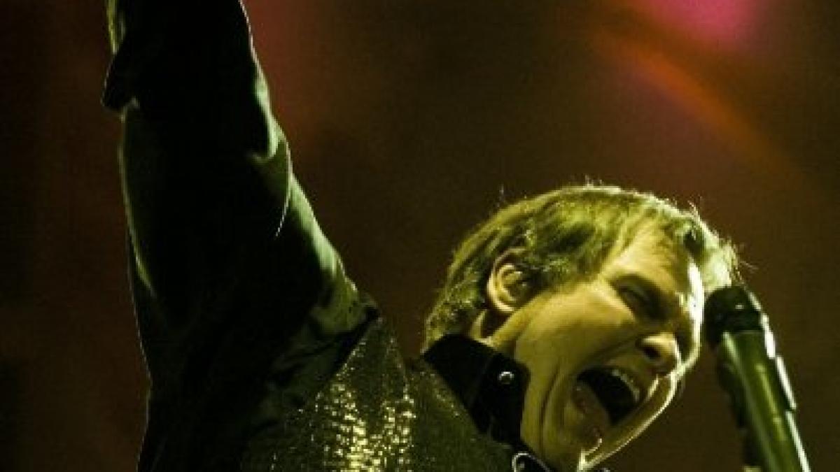 un cantaret celebru a lesinat pe scena in timpul unui concert