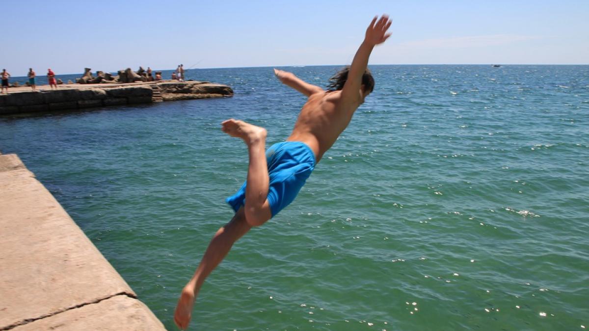 a vrut sa le arate prietenilor cat de curajos este si s a aruncat de pe podul din navodari dar a